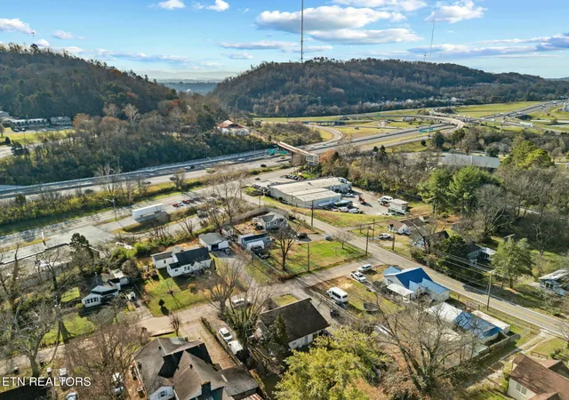 Photo 3 of Multi family home for sale at 405 Ne Durbin Dr, Knoxville, TN 37912 | MLS# 1342051 | Listing updated on 2026-05-22