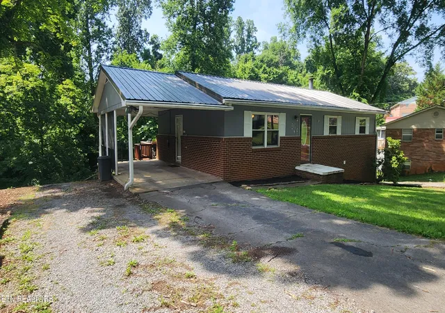 Photo 3 of Single family home for sale at 2110 Ridgecrest Dr, Maryville, TN 37803 | MLS# 1342608 | Listing updated on 2026-09-25