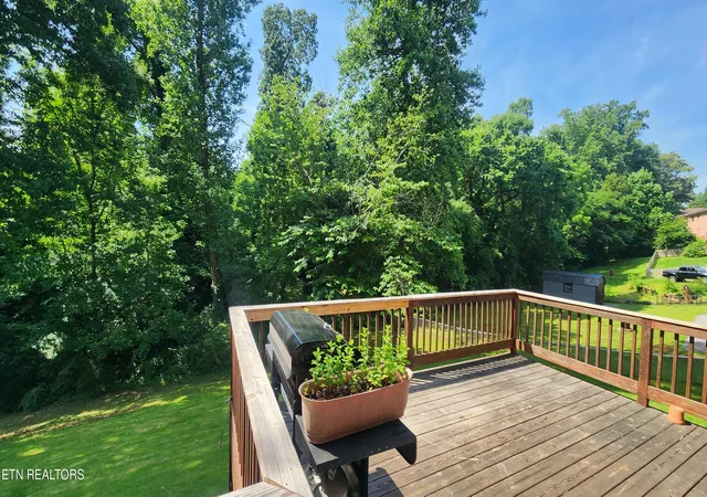 Photo 4 of Single family home for sale at 2110 Ridgecrest Dr, Maryville, TN 37803 | MLS# 1342608 | Listing updated on 2026-09-25