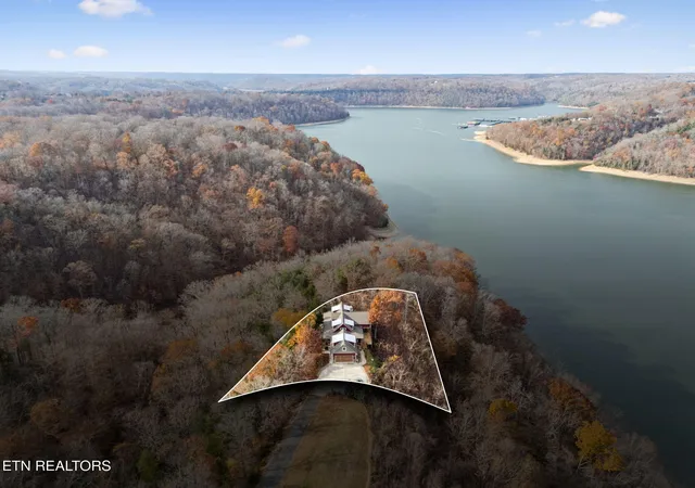 Homes for sale in Byrdstown, TN | 2070 Holly Bend Dr, Byrdstown, TN 38549 | MLS# 1342618