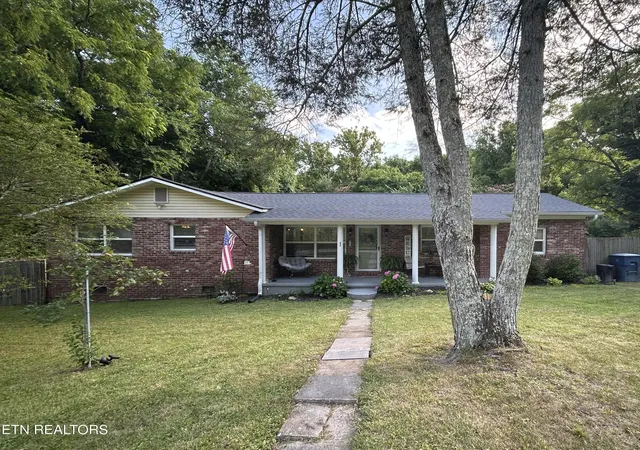 Homes for sale in Clinton, TN | 510 W Broad St, Clinton, TN 37716 | MLS# 1342623