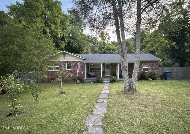 Homes for sale in Clinton, TN | 510 W Broad St, Clinton, TN 37716 | MLS# 1342623