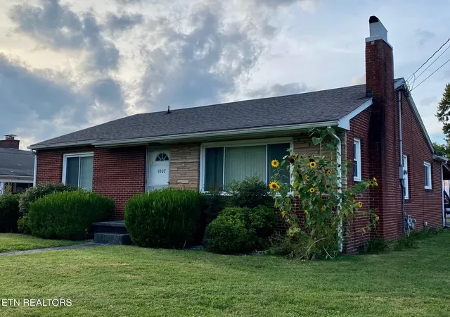 Homes for sale in Middlesboro, KY | 1807 Winchester Ave, Middlesboro, KY 40965 | MLS# 1342793