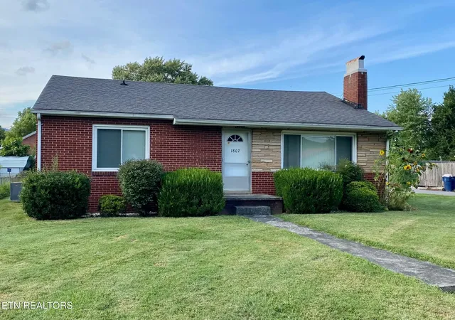 Homes for sale in Middlesboro, KY | 1807 Winchester Ave, Middlesboro, KY 40965 | MLS# 1342793
