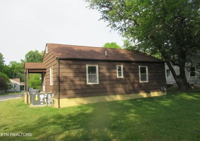 Photo 3 of Single family home for sale at 3333 Fontana St, Knoxville, TN 37917 | MLS# 1343446 | Listing updated on 2026-09-18