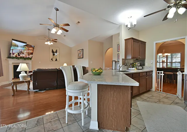 Photo 4 of Sale Pending at 5675 Autumn Crk Dr, Knoxville, TN 37924 | MLS# 1342910 | Listing updated on 2026-08-21