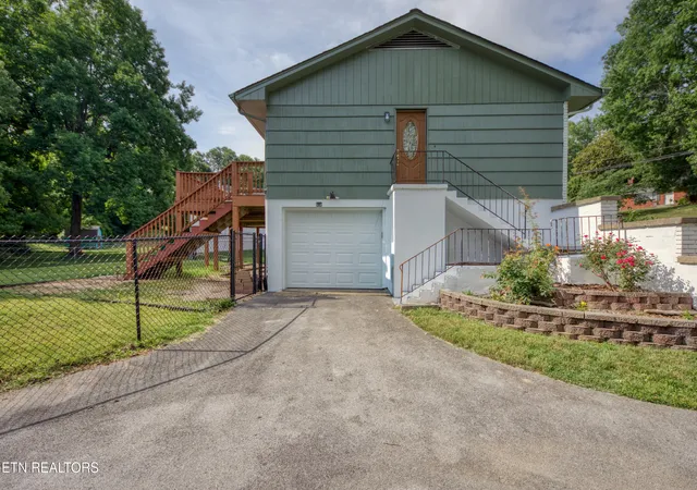 Photo 3 of Single family home for sale at 916 Mallory Rd, Knoxville, TN 37919 | MLS# 1345723 | Listing updated on 2026-09-14