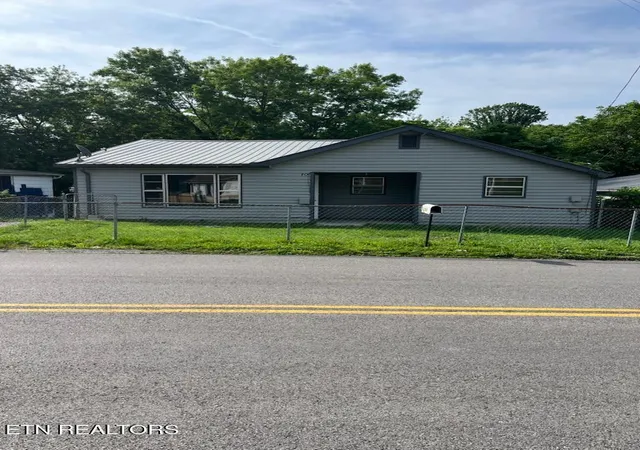 Homes for sale in La Follette, TN | 706 E Beech St, La Follette, TN 37766 | MLS# 1343097
