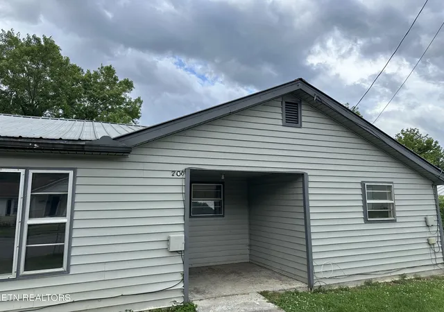 Homes for sale in La Follette, TN | 706 E Beech St, La Follette, TN 37766 | MLS# 1343097