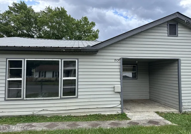 Homes for sale in La Follette, TN | 706 E Beech St, La Follette, TN 37766 | MLS# 1343097