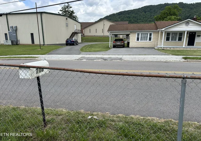 Homes for sale in La Follette, TN | 706 E Beech St, La Follette, TN 37766 | MLS# 1343097