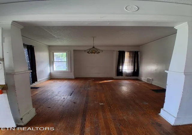 Photo 3 of Sale Pending at 2806 Linden Ave, Knoxville, TN 37914 | MLS# 1343018 | Listing updated on 2026-08-24