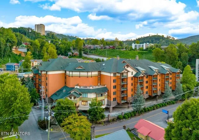 Homes for sale in Gatlinburg, TN | 215 Woliss Lane, Gatlinburg, TN 37738 | Houzeo