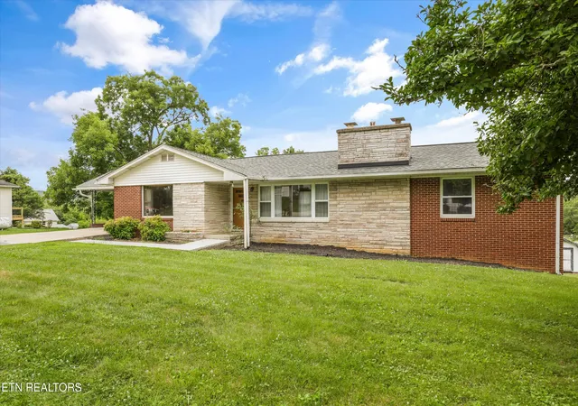 Homes for sale in Friendsville, TN | 407 W College Ave, Friendsville, TN 37737 | MLS# 1345908