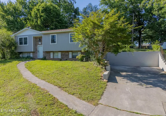 Photo 2 of Single family home for sale at 6217 Starhurst Dr, Knoxville, TN 37921 | MLS# 1343867 | Listing updated on 2026-08-26