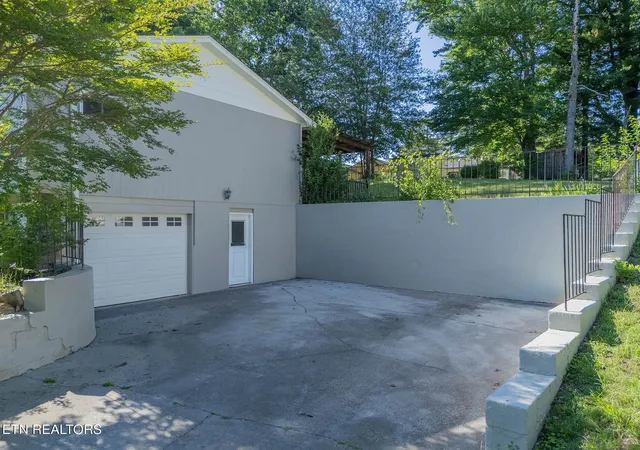 Photo 3 of Single family home for sale at 6217 Starhurst Dr, Knoxville, TN 37921 | MLS# 1343867 | Listing updated on 2026-08-26