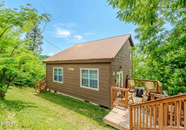 Homes for sale in Gatlinburg, TN | 625 Pinecrest Dr, Gatlinburg, TN 37738 | MLS# 1344268