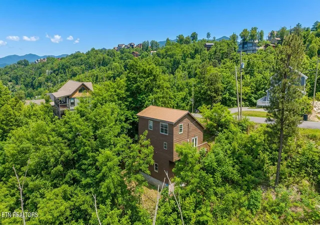 Homes for sale in Gatlinburg, TN | 625 Pinecrest Dr, Gatlinburg, TN 37738 | MLS# 1344268