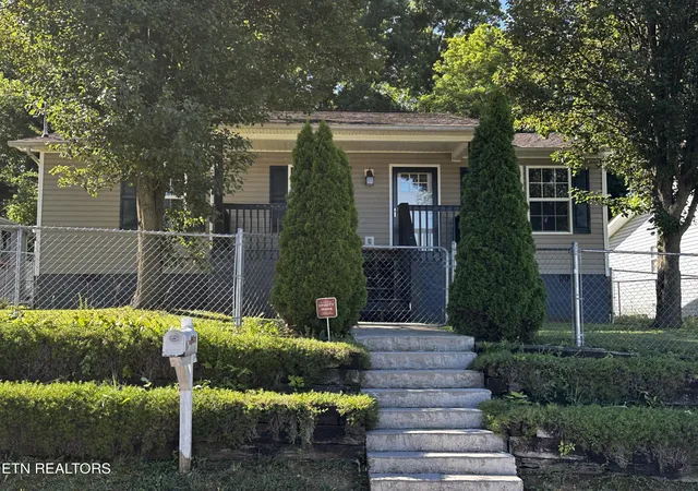 Photo 1 of Single family home for sale at 2006 Mccroskey Ave, Knoxville, TN 37917 | MLS# 1343517 | Listing updated on 2026-10-09