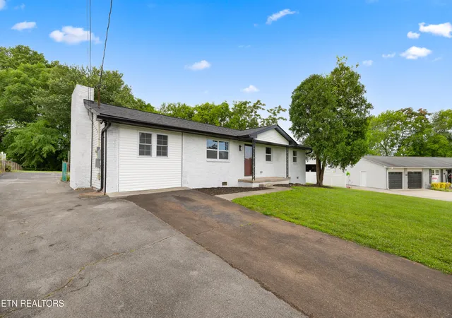 Photo 2 of Sale Pending at 137 Amesbury Rd, Knoxville, TN 37934 | MLS# 1343572 | Listing updated on 2026-06-25