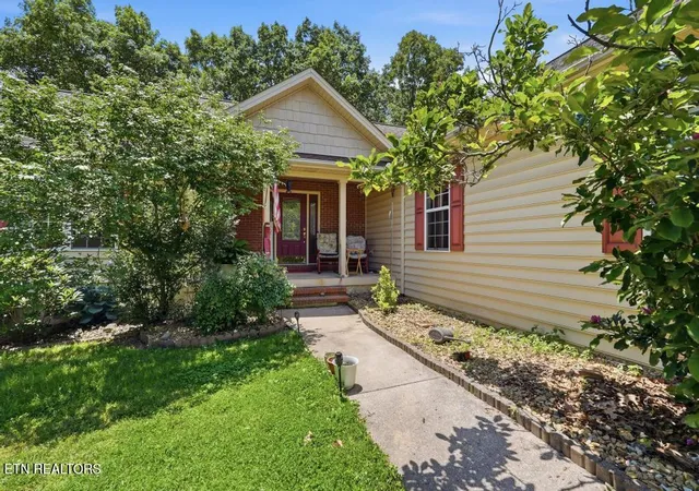 Photo 3 of Single family home for sale at 624 Lakeview Dr, Crossville, TN 38558 | MLS# 1345129 | Listing updated on 2026-08-26