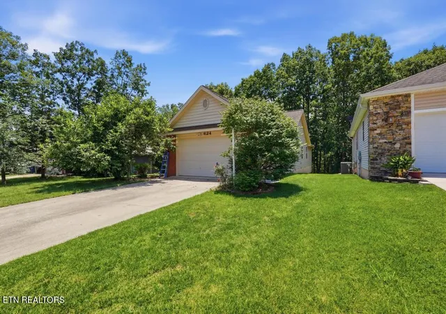 Photo 3 of Single family home for sale at 624 Lakeview Dr, Crossville, TN 38558 | MLS# 1345129 | Listing updated on 2026-08-26