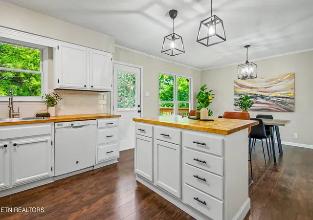Photo 2 of Sale Pending at 1252 Lovell View Dr, Knoxville, TN 37932 | MLS# 1343666 | Listing updated on 2026-09-16