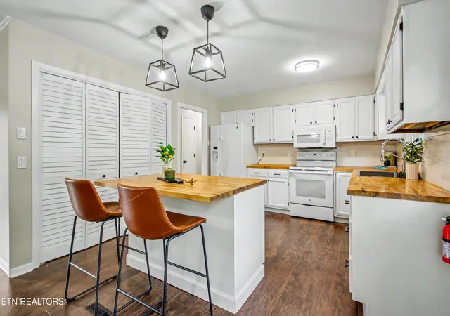 Photo 3 of Sale Pending at 1252 Lovell View Dr, Knoxville, TN 37932 | MLS# 1343666 | Listing updated on 2026-09-16