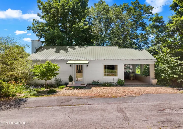 Homes for sale in Greeneville, TN | 218 Circle Dr, Greeneville, TN 37745 | MLS# 1343690