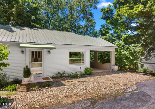 Photo 3 of Single family home for sale at 218 Circle Dr, Greeneville, TN 37745 | MLS# 1343690 | Listing updated on 2026-08-05