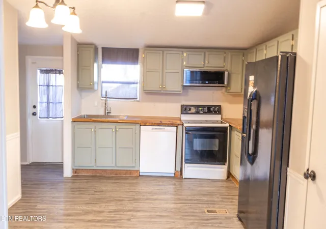 Photo 3 of Sale Pending at 4217 Skyline Dr, Knoxville, TN 37914 | MLS# 1343901 | Listing updated on 2026-07-13
