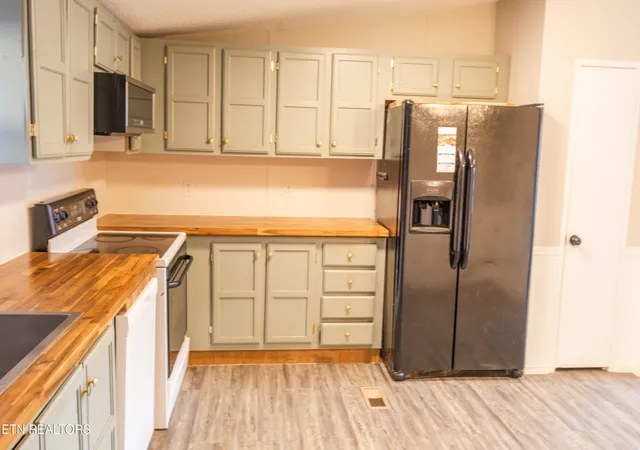 Photo 4 of Sale Pending at 4217 Skyline Dr, Knoxville, TN 37914 | MLS# 1343901 | Listing updated on 2026-07-13