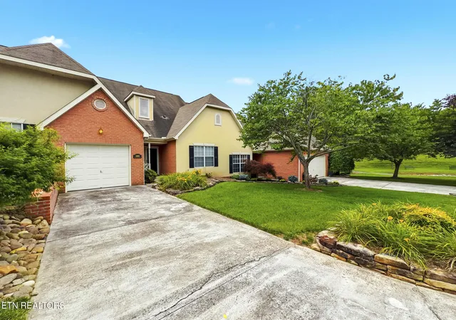 Photo 2 of Sale Pending at 2605 Knob Crk Ln, Knoxville, TN 37912 | MLS# 1344052 | Listing updated on 2026-09-15