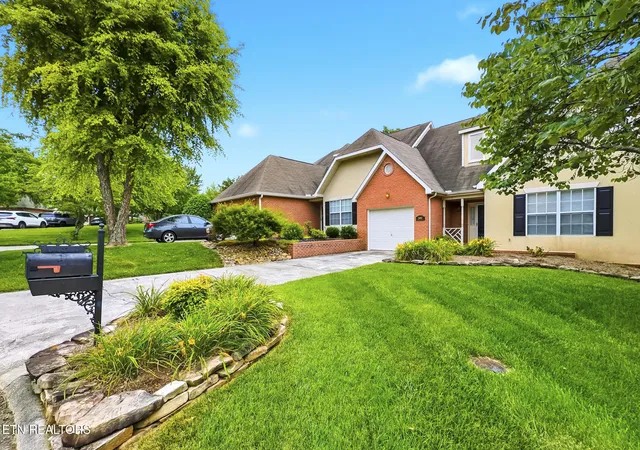 Photo 3 of Sale Pending at 2605 Knob Crk Ln, Knoxville, TN 37912 | MLS# 1344052 | Listing updated on 2026-09-15