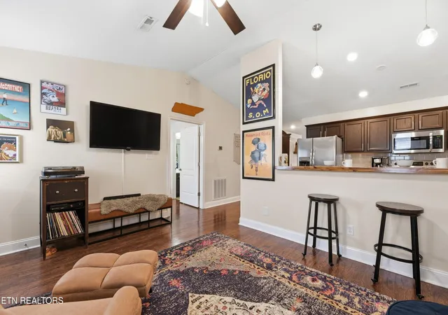 Photo 4 of Sale Pending at 735 Greensboro Way, Knoxville, TN 37912 | MLS# 1343974 | Listing updated on 2026-06-17