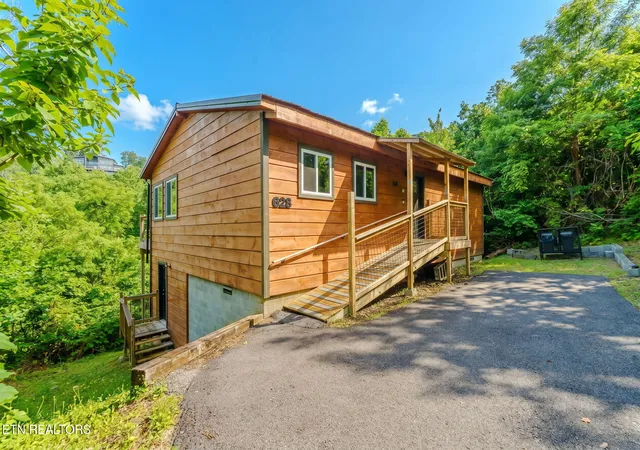 Homes for sale in Gatlinburg, TN | 628 Pinecrest Dr, Gatlinburg, TN 37738 | MLS# 1344280