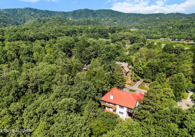 Photo 4 of Single family home for sale at 122 Lakeside Tr, Townsend, TN 37882 | MLS# 1347095 | Listing updated on 2026-08-10