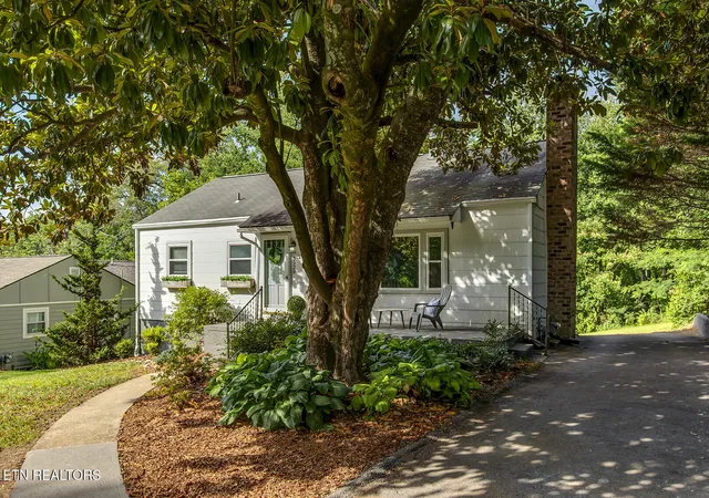 3rd image of 3929 Forest Glen Dr, Knoxville, TN 37919 | MLS# 1344047