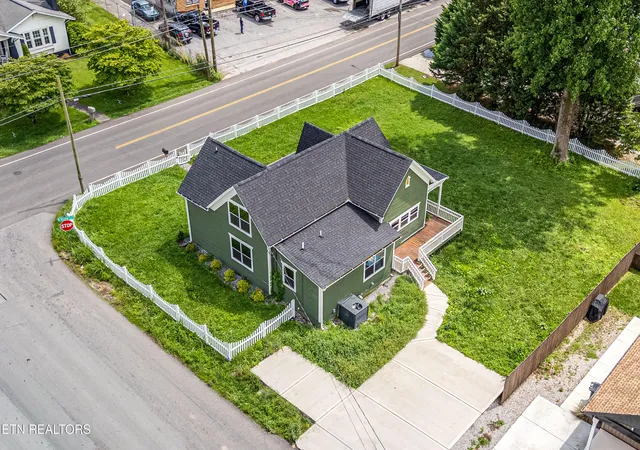 Photo 3 of Single family home for sale at 413 E Inskip Dr, Knoxville, TN 37912 | MLS# 1344186 | Listing updated on 2026-10-05