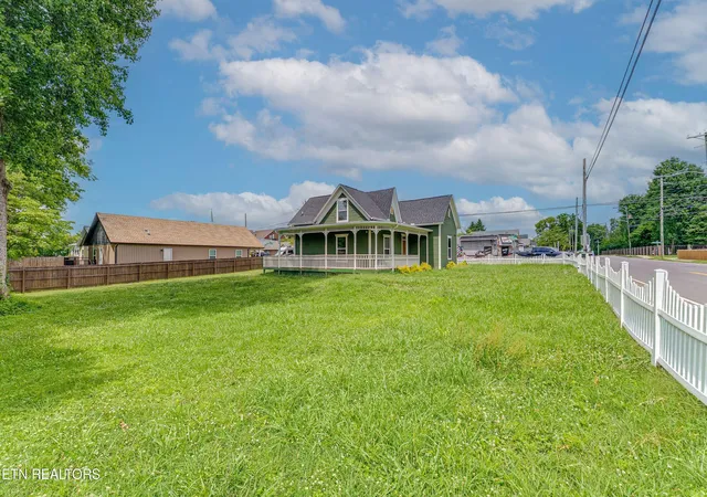 Photo 4 of Single family home for sale at 413 E Inskip Dr, Knoxville, TN 37912 | MLS# 1344186 | Listing updated on 2026-10-05