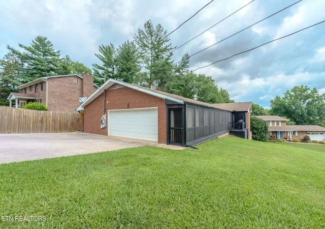 Homes for sale in Knoxville, TN | 1414 Rosalyn Dr, Knoxville, TN 37914 | MLS# 1345511