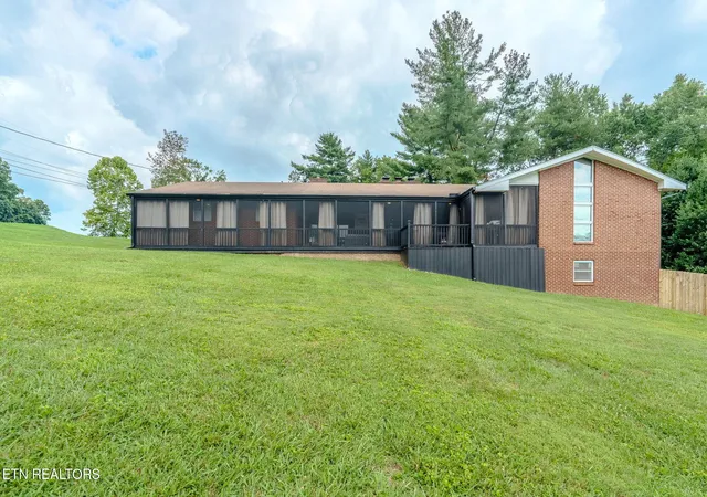 Homes for sale in Knoxville, TN | 1414 Rosalyn Dr, Knoxville, TN 37914 | MLS# 1345511