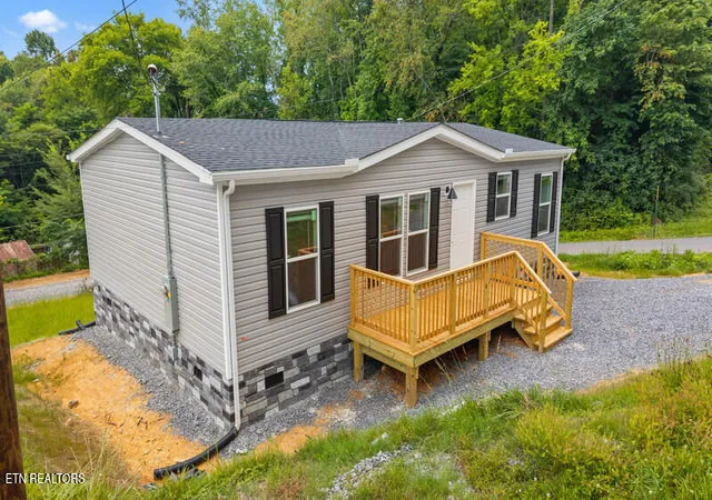 Photo 3 of Sale Pending at 580 Woodlawn Ave, Newport, TN 37821 | MLS# 1344167 | Listing updated on 2026-09-18