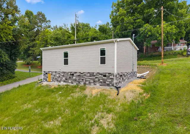 Photo 4 of Sale Pending at 580 Woodlawn Ave, Newport, TN 37821 | MLS# 1344167 | Listing updated on 2026-09-18