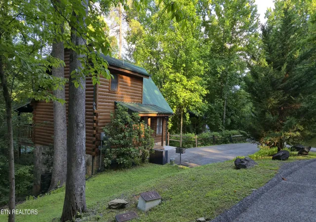 Photo 3 of Single family home for sale at 742 Yona Trl Way, Gatlinburg, TN 37738 | MLS# 1344357 | Listing updated on 2026-06-13