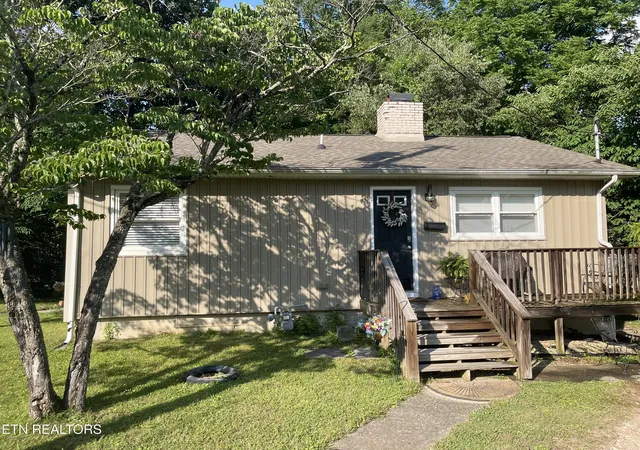 Homes for sale in Oak Ridge, TN | 105 E Passmore Ln, Oak Ridge, TN 37830 | MLS# 1344482