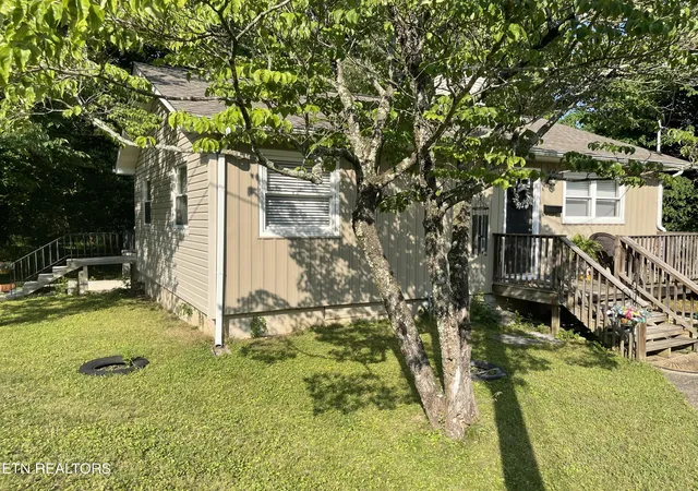 Homes for sale in Oak Ridge, TN | 105 E Passmore Ln, Oak Ridge, TN 37830 | MLS# 1344482