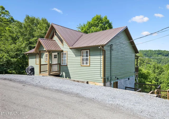 Photo 1 of Single family home for sale at 916 Hideaway Hills Cir, Sevierville, TN 37862 | MLS# 1344586 | Listing updated on 2026-10-08