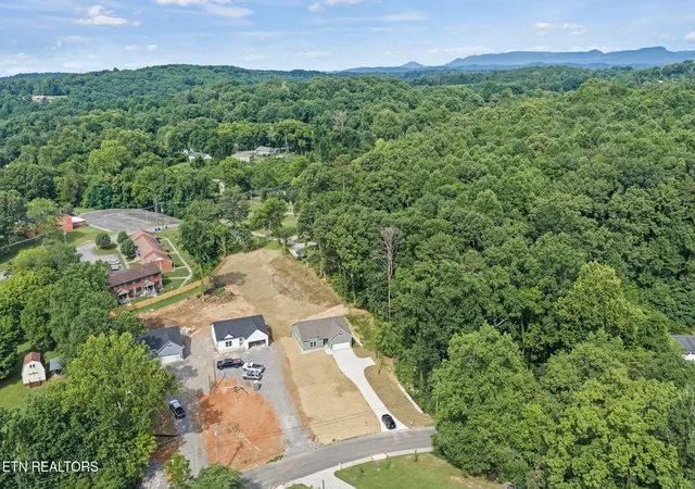 Homes for sale in Clinton, TN | 212 Westbury Dr, Clinton, TN 37716 | MLS# 1344689