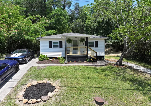 Homes for sale in Clinton, TN | 523 W Broad St, Clinton, TN 37716 | MLS# 1344486